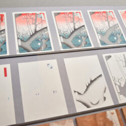 Photo représentant le processus de création d'estampes japonaises, de la plaque de bois gravée en passant par les différentes passes de couleur pour obtenir l'image finale.